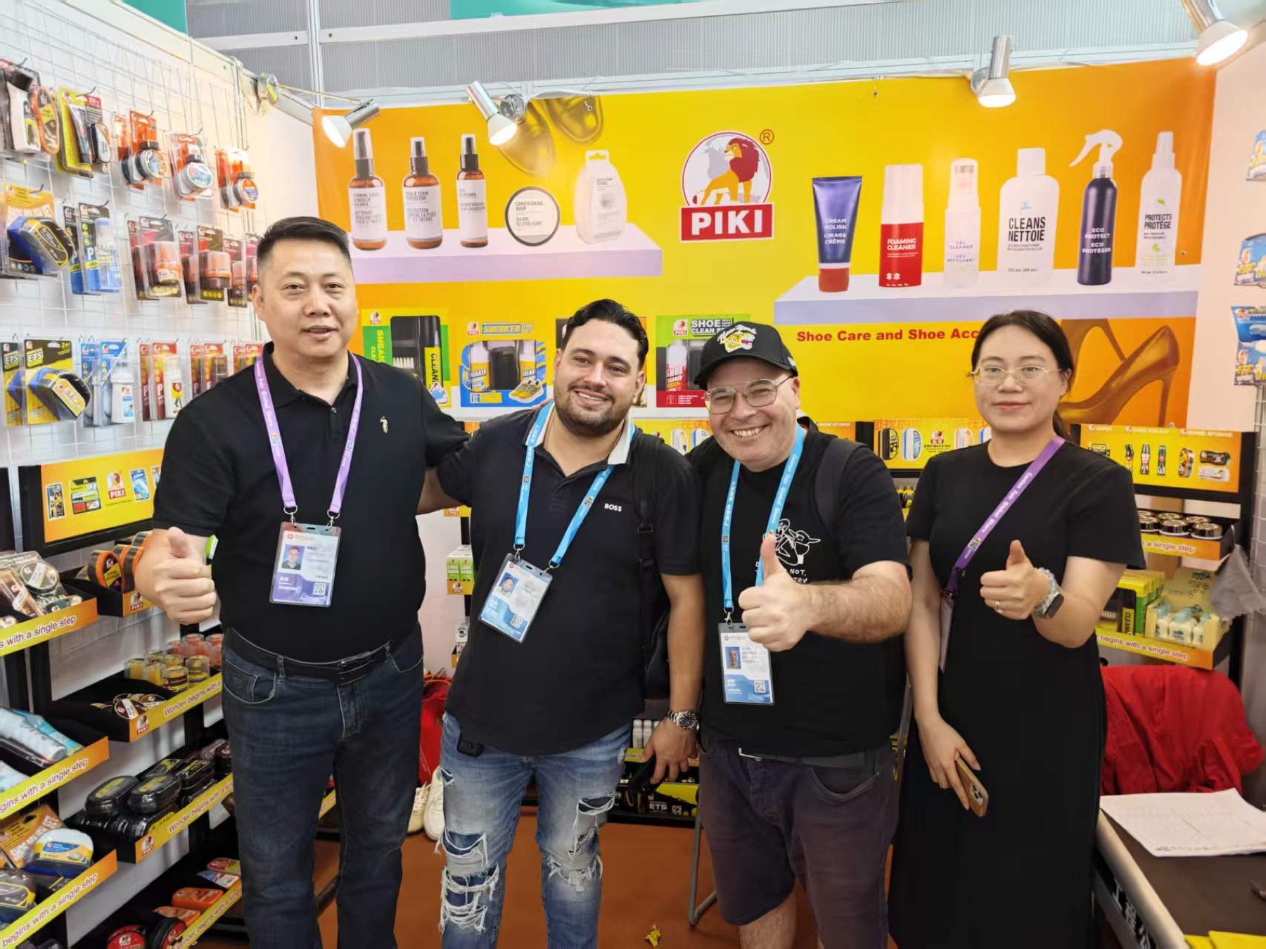 Clientes y proveedores durante una visita a la Feria de Cantón