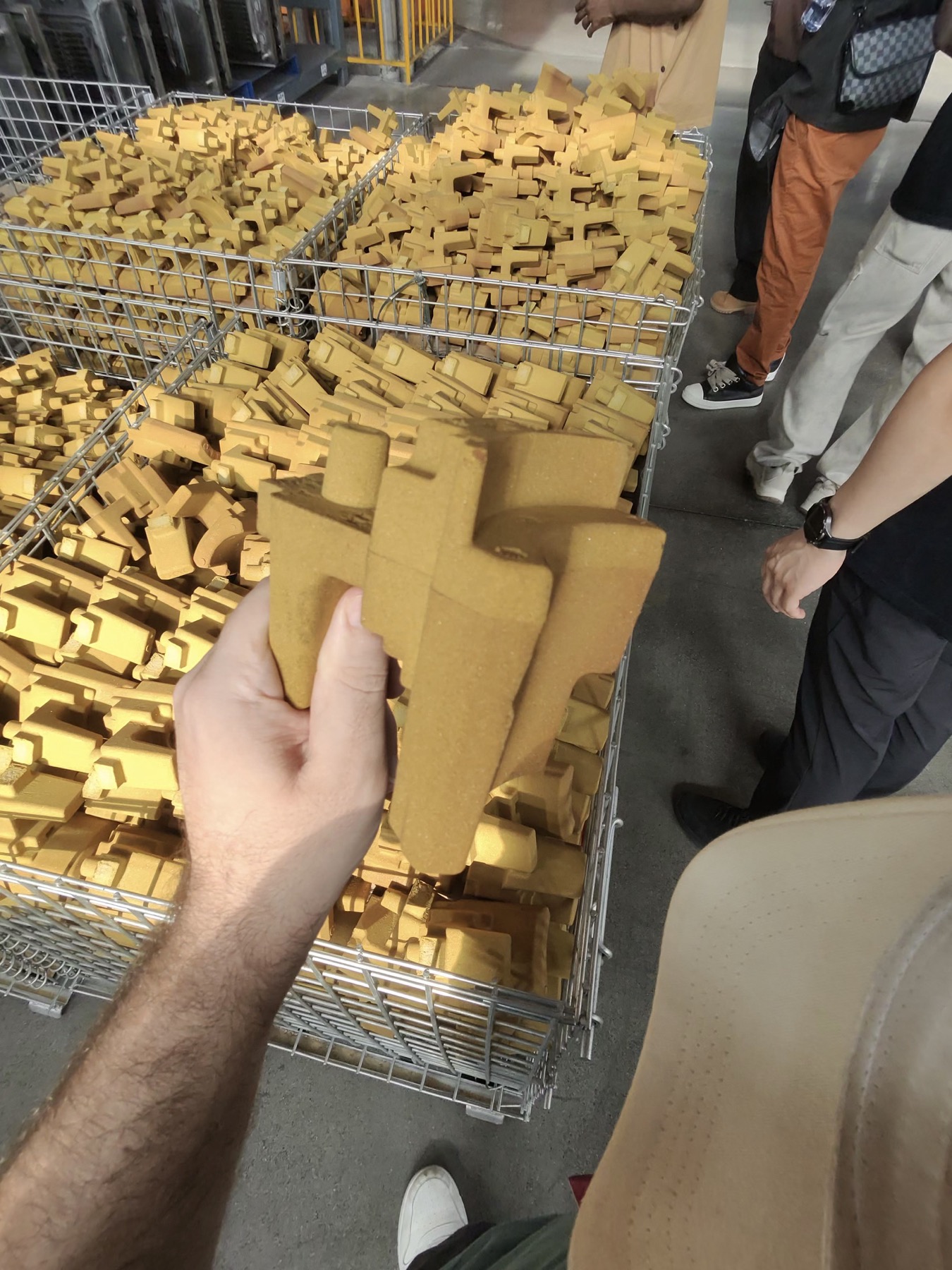 Revisión de componentes durante una visita de control en una fábrica de China